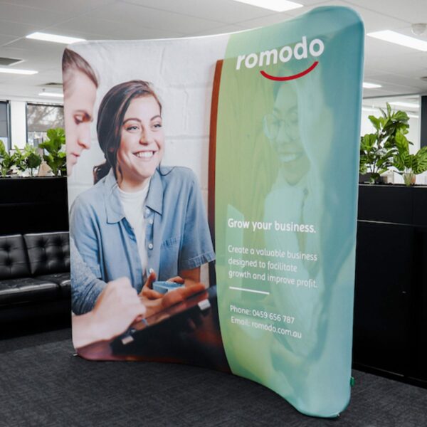 126775 - Curved Stretch Media Wall Medium